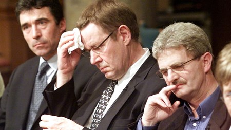 28. september 2000. Daværende statsminister Poul Nyrup Rasmussen tørrer panden med et lommetørklæde, efter det står klart, at danskerne har stemt nej til euroen.