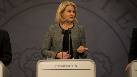 Statsminister Helle Thorning-Schmidt (S) har etableret en stabil føring til sin udfordrer Lars Løkke Rasmussen (V) , og der er ikke noget, der tyder på, at udfordreren er i stand til at indhente sin modstander.