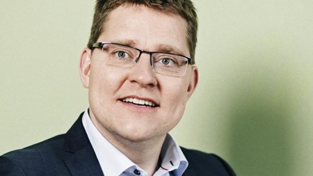 Klima- og energiminister Rasmus Helveg Petersen (R) postulerer at vide, hvordan den teknologiske udvikling kommer til at forløbe. Og bemærk, at spørgsmålet ikke er, om grøn teknologi vil udvikle sig, men om den vil løbe stærkere end den fossile, skriver analysechef i Cepos, Otto Brøns-Petersen. 