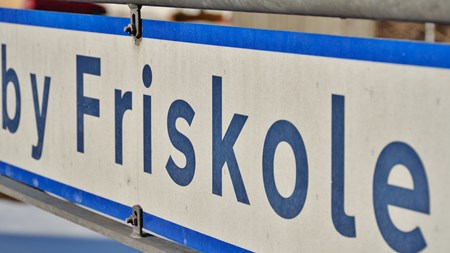 Den muslimske friskole Lykkeskolen i Aarhus har forbrudt sig mod friskoleloven, fordi den har gjort forskel på piger og drenge i undervisningen. Kun drengene kom med på rejser til Mekka - så nu skal skolen tilbagebetale 111.000 kr. i statsstøtte, som blev brugt på rejserne.