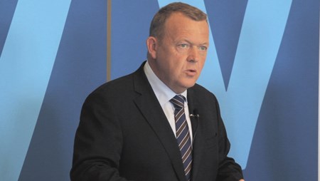 Venstre foreslog som et led i deres finanslovsforslag for 2015, her præsenteret ved formand Lars Løkke Rasmussen, at sætte et loft over, hvor meget danskere kan modtage i sociale ydelser.