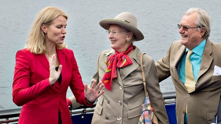 Statsminister Helle Thorning-Schmidt (S) i indlevende samtale med regentparret ombord på færgen Stena Nautica ved indvielsen af Anholt Havmøllepark, 2013.