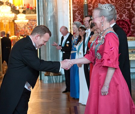 Statsminister Lars Løkke Rasmussen (V) i festskrud hilser på majestæten i forbindelse med fejringen af 70-års fødselsdagen, 2010.