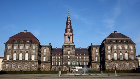 Naturstyrelsen skal ligge meget længere væk fra Christiansborg end i dag, mener Dansk Folkeparti. Venstre og Konservative er bestemt ikke afvisende.