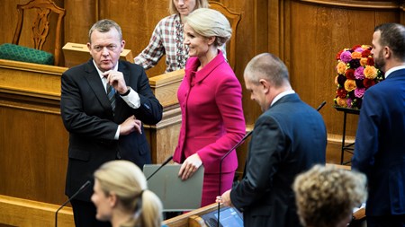 Lars Løkke Rasmussen beskylder regeringen for at skubbe en ubetalt milliardregning foran sig.