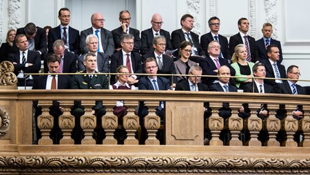 Danmark er et af de lande, der ikke har tradition for politisk udpegede embedsmænd, og hvor for eksempel departementchefkredsen forbliver den samme på trods af regeringsskift. 