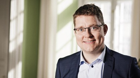 Klima- og energiminister Rasmus Helveg Petersen (R) svarer igen på kritik fra analysechef i Cepos, Otto Brøns-Petersen, som beskylder Helveg for at benægte nogle af de mest grundlæggende mekanismer i økonomien og energisystemet, når han antyder, at fossilfri energi vil blive en overskudsforretning. 