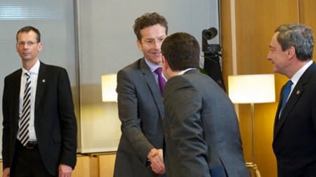 Scener fra et topmøde. Rådets nuværende generalsekretær, Uwe Corsepius (t.v.), ser til, mens Eurogruppens chef, den hollandske finansminister Jeroen Dijsselbloem, hilser på den græske premierminister Alexis Tsipras og Den Europæiske Centralbanks chef Mario Draghi. Billedet er fra et krisemøde om Grækenland 19. marts, hvor kun de nævnte samt den tyske kansler, den franske præsident og formændene for henholdsvis Rådet og Parlamentet deltog; Corsepius som den eneste embedsmand.