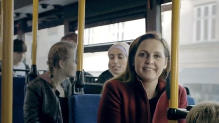 I SF’s nye kampagnevideo taler partileder Pia Olsen Dyhr i halvandet minut på vej på arbejde i en bus – i selskab med næsten kun kvinder, og hvor hun taler næsten udelukkende om kvinder. 