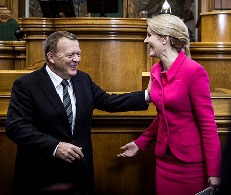 Modstandere mødes i et munter øjeblik. Venstres formand Lars Løkke Rasmussen og Helle Thorning-Schmidt ved Folketingets åbning 7. oktober 2014.