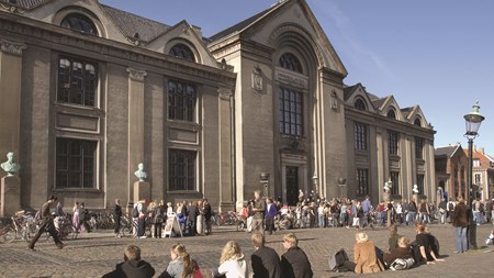 Regeringen vil give de universitetsstuderende ret til at afbryde deres uddannelse i to år mellem bachelor og kandidatuddannelsen. Forligspartneren Venstre er dog lodret imod forslaget. 