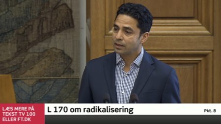 Der er bred politisk opbakning til socialminister Manu Sareens (R) forslag om at styrke kommunernes rådgivningsindsats over for voksne, der er i fare for at blive radikaliseret. 