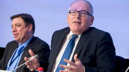 EU-Kommissionens første-næstformand Frans Timmermans har ansvaret for EU's borgerinitiativ, hvor en million europæere kan gå sammen om at få taget en sag op på EU-plan. Timmermans modtog mandag et vredt brev fra 21 initiativtagere, hvor de erklærer initiativet for grundstødt og beder ham reformere reglerne.