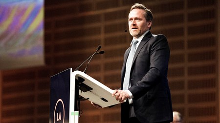 Partileder Anders Samuelsen på talerstolen til Liberal Alliances landsmøde i Tivoli Congress Center. 