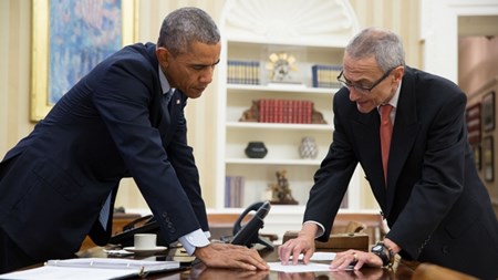 John Podesta, der har fungeret som vejleder for Obama og her ses med præsidenten under et møde i januar, står i spidsen for Hillary Clintons kampagne.