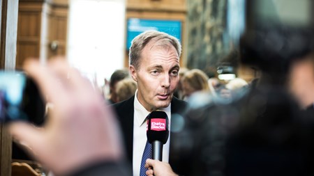 Dansk Folkepartis Peter Skaarup trækker nu to ministre i samråd, efter det er kommet frem, at antallet af sigtelser mod rumænere næsten er firdoblet på seks år. 