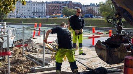 Venstre ønsker i udgangspunktet et udgiftsstop i den offentlige sektor, mens Socialdemokraterne ønsker en vækst på 0,6 procent om året frem til år 2020. 