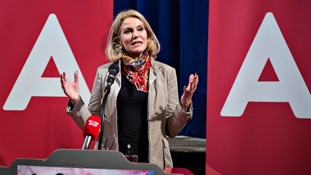 Statsminister Helle Thorning-Schmidt (S) startede 1. maj med at holde sin tale i Randers. Hun fortsætter dagen med taler rundt om i landet og slutter på scenen i Fælledparken i København. 