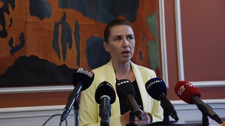 Mette Frederiksen kritiserer bevogtning af synagoge