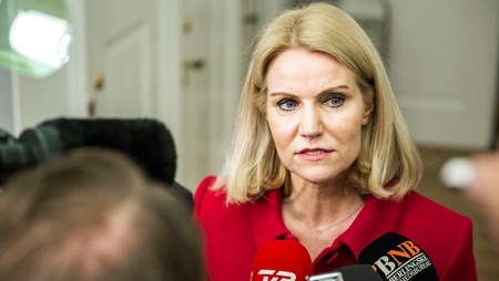 Helle Thorning-Schmidt bekræfter, at hun fik forkerte oplysninger om, hvor hurtigt synagogen i Krystalgade fik politibeskyttelse under terrorangrebet i København. 