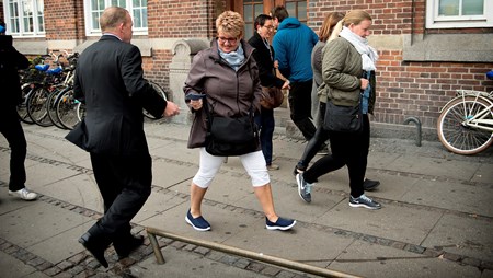 V-formand Lars Løkke Rasmussen deler valg-pjecer ud på Københavns Hovedbanegård. 