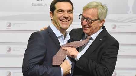 Den slipseløse græske statsminister, Alexis Tsipras (t.v) har ikke meget at grine af i næste uge, hvor han skal finde 300 millioner euro til sine kreditorer, som han ikke har.