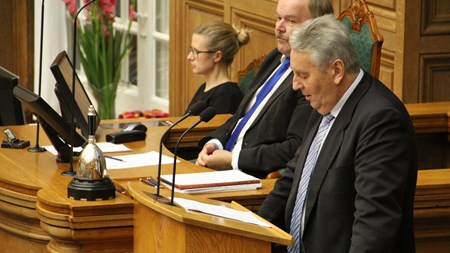 Edmund Joensen, Sambandspartiet, på talerstolen i Folketinget. 