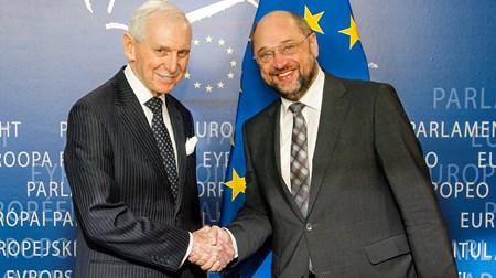 Generaldirektøren for FN's Internationale Organisation for Migration, William Lacy Swing, møder EU-Parlamentets formand, Martin Schulz, på sin rundtur i Bruxelles.