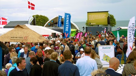 Velbesøgt Folkemøde 2014. Selvom der er valgkamp, er der stadig vigtige debatter og politiske samtaler på folkemødet i Allinge 2015, skriver Rulle Grabow. 