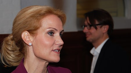 Da Helle Thorning-Schmidt i 2011 blev statsminister, indførte hun et regelsæt, der betød, at de ni ministre, der var medlemmer af regeringens økonomi- eller koordinationsudvalg, kunne have to rådgivere. Her ses statsministeren sammen med sin ene rådgiver, Noa Redington. 