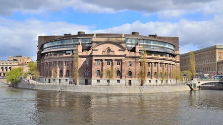 Den socialdemokratisk ledede svenske regering fik tirsdag stemt sin finanslov igennem Riksdagen. Det betyder, at økonomien for folk, der ikke arbejder, fra 2016 vil blive forbedret markant i Sverige. 