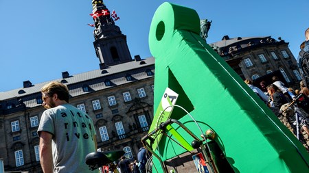 Uffe Elbæks tropper kan ikke få mindre end fem hatte for en ualmindeligt velgennemført og sammenhængende kampagne, der har sat samtlige partier og medier til vægs, skriver Jarl Cordua. 