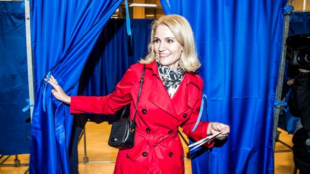 Helle Thorning-Schmidt på vej ud af stemmeboksen på Kildevældskolen på Østerbro.