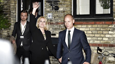 Thorning på vej ind til Christiansborg for at meddele sin afsked.