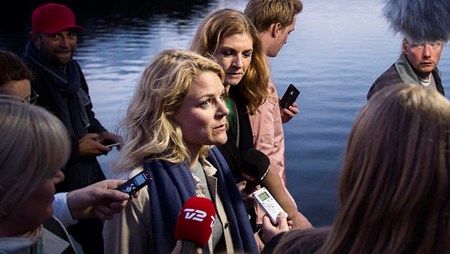 Johanne Schmidt-Nielsen ankommer til Enhedslistens valgfest på Søpavillonen torsdag aften.