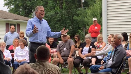 Jeb Bush snakker med vælgere, efter hans kampagne officielt blev skudt i gang denne uge.