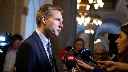 Kristian Thulesen Dahl ankommer til forhandlingerne om en flertalsregering på Christiansborg lørdag formiddag.