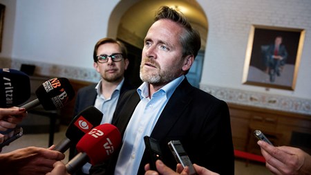 Anders Samuelsen ankommer til forhandlingerne i Landstingssalen på Christiansborg.