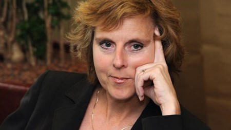 Vi skal væk fra den traditionelle skyttegravskrig om public service, skriver Connie Hedegaard, formand for Public service-udvalget. 