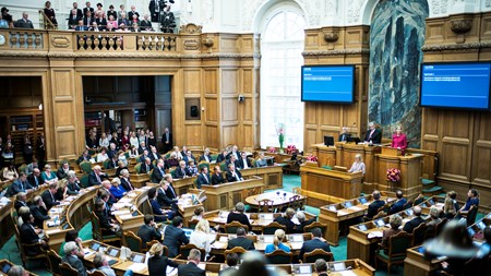 Det sker i Folketinget fredag