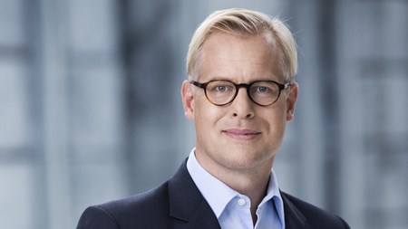 Forsvarsminister Carl Holst (V) frasiger sig nu sit eftervederlag.