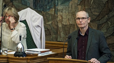 Enhedslistens Finn Sørensen vil teste, om Dansk Folkeparti stadig er med på at halvere genoptjeningsperioden for dagpenge.