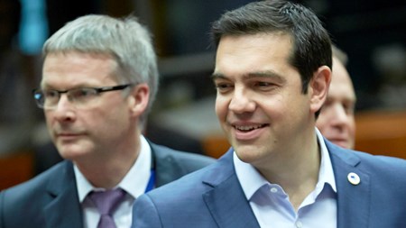 Ny generalsekretær for EU's Ministerråd Jeppe Tranholm-Mikkelsen (t.v.) i skyggen af Grækenlands premierminister Alexis Tsipras under det skæbnetopmøde i juli, der ledte til landets tredje redningspakke.