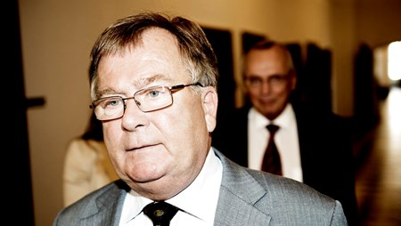 Regionsformand Bent Hansen kigger finansminister Claus Hjort Frederiksen (V) over skulderen for at sikre, at han leverer på sine valgløfter.