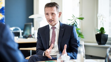 Udenrigsminister Kristian Jensen (V) kritiserer den tidligere SR-regering for at være dårlige til at tænke den private sektor ind i udviklingsbistanden.