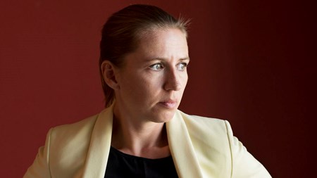 Fokus i weekendens interviews med S-formand Mette Frederiksen vari høj grad på taktik. Det var fodboldmetaforerne og samarbejdstaktikken, der dominerede snarere end de grundlæggende politiske ideer og forskelle, skriver Ceveas Kristian Weise. 