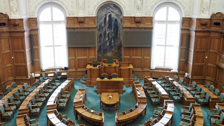 Folketingetsalen står tom i denne uge. Der er nemlig ingen lov-behandling på programmet. Officielt åbner Folketinget den første tirsdag i oktober. 