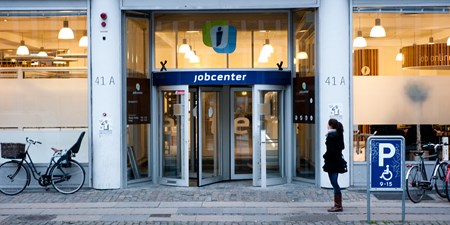 Kommunerne er forpligtet til at modregne arbejdsmarkedspension i kontanthjælp, hvis pensionen kan hæves før tid. Det kan omkring halvdelen af arbejdsmarkedspensionerne - mod et gebyr på 60 procent. 