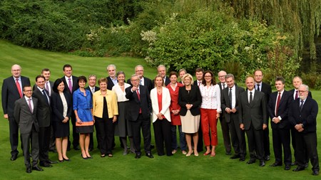 Sådan så det ud, første gang EU-kommissionsformand Jean-Claude Juncker tog sine 27 kommissærkolleger med på seminar. I denne uge gør han det igen for at kickstarte den nye politiske sæson.