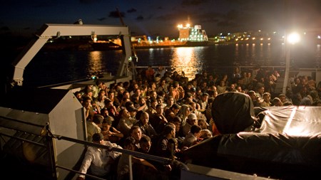 Mere end 300.000 har i år krydset Middelhavet i både og er ankommet til enten Grækenland eller Italien. Over 2.500 er omkommet eller forsvundet undervejs.